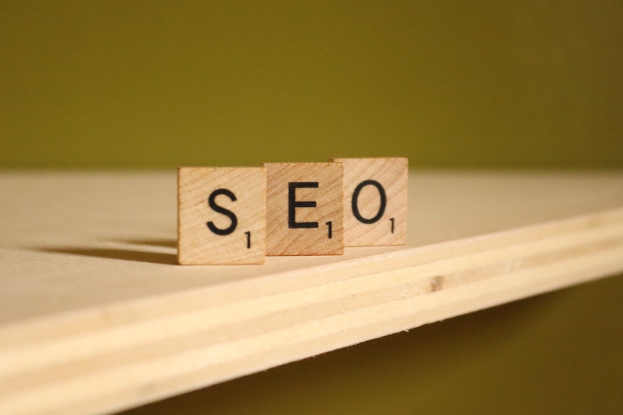 seo blocks on table
